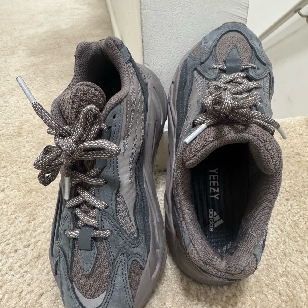 Yeezy Boost 700 V2 Mauve Size Men 4 *no box*
